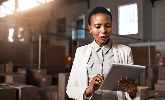 woman_warehouse_tablet